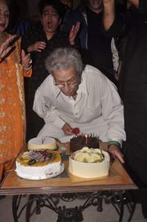 Rajkumar Kohli cutting his Birthday Cake