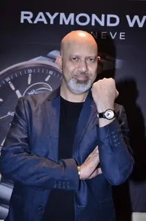 Loy Mendosa pose with a watch at the Launch of Raymond Weil Store