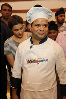 Parineeti gives Daawat-e-Ishq Food Yatra apron to the chef