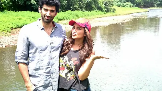 Aditya and Parineeti pose for the camera at Daawat-e-Ishq Food Yatra