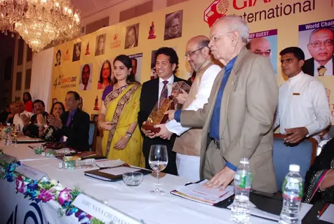 Sachin Tendulkar being felicitated at Giant Awards in Trident
