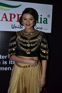 Aashka Goradia poses for the media at Medscapeindia Awards 2014