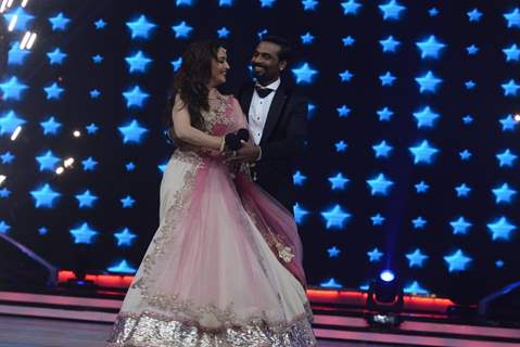 Remo Dsouza performs with Madhuri Dixit on Jhalak Dikhla Jaa Grand Finale