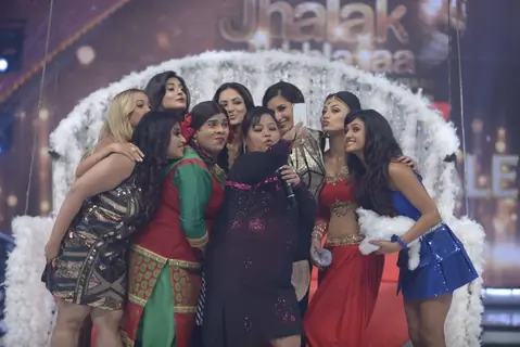 Bharti clicks a selfie with contestants at Jhalak Dikhhlaa Jaa Grand Finale