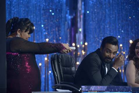 Bharti Singh plays a prank on Remo Dsouza at Jhalak Dikhhlaa Jaa Grand Finale