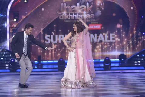Anil Kapoor shakes a leg with Madhuri Dixit at Jhalak Dikhhlaa Jaa Grand Finale