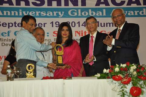 Priyanka Chopra receives a Trophy at Priyadarshini Academy Global Awards 2014