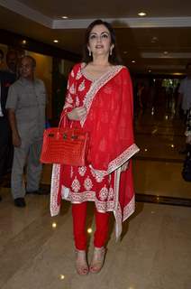 Neeta Ambani poses for the media at Priyadarshini Academy Global Awards 2014