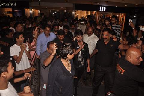 Shahid Kapoor waves to the fans at Haider Song Launch