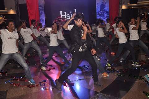 Shahid Kapoor performs with the Flash mob at Haider Song Launch