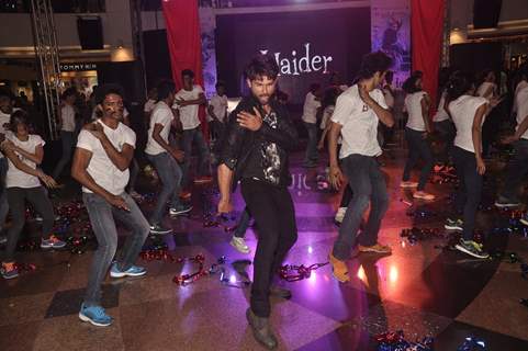 Shahid Kapoor performs with the Flash mob at Haider Song Launch