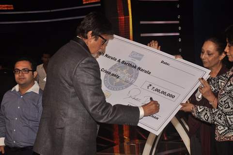 Amitabh Bachchan signing the Seven Crore Cheque