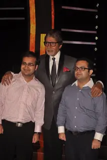 Amitabh Bachchan poses with the winners Achin Narula and Sarthak Narula
