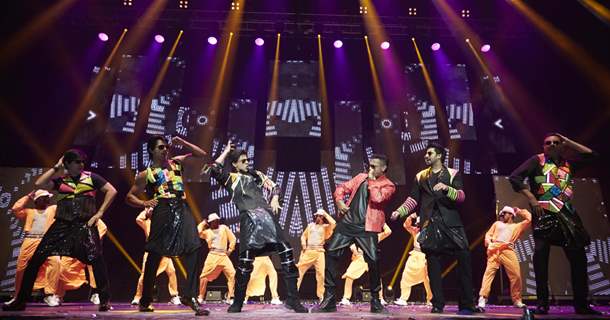 Honey Singh with the Team of Happy New Year performs at Slam The Tour