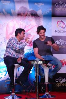 Hrithik Roshan checking out an app at the Promotion of Bang Bang