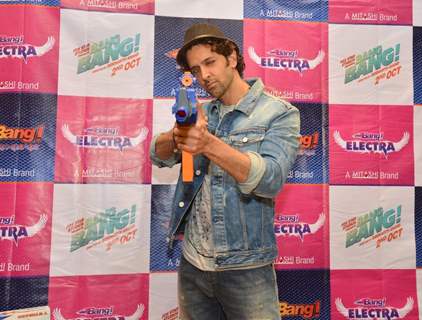 Hrithik Roshan poses with Mitashi Bang Bang Toy Guns