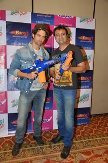 Hrithik Roshan and Siddharth Anand pose with Mitashi Bang Bang Toy Guns
