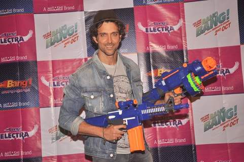 Hrithik Roshan poses with Mitashi Bang Bang Toy Guns