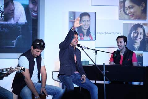 Farhan Akhtar performing at the Song Launch of MARD