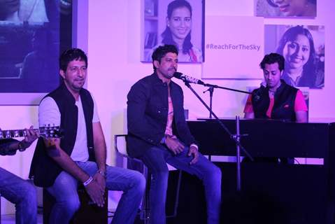 Farhan Akhtar performing at the Song Launch of MARD