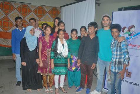 Varun Dhawan with his fans at the event