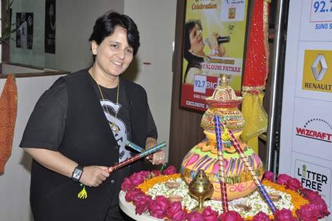 Falguni Pathak poses with the dandi at Big FM Studio