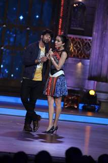 Shahid and Shraddha enact a scene from Haider on India's Best Cine Stars Ki Khoj