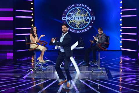 Shahid Kapoor performs at the Promotions of Haider on Kaun Banega Crorepati Season 8