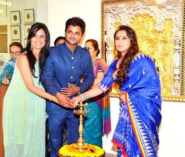 Rani Mukherji lights the lamp at Golden Art by Renowned Artist Suvigya Sharma