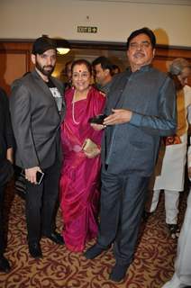 Shatrughan Sinha poses with his wife and son at the bash