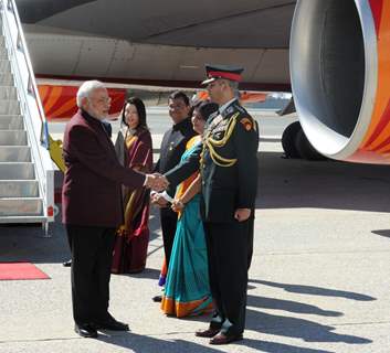 Narendra Modi greets an Officer at the United States of America Airport