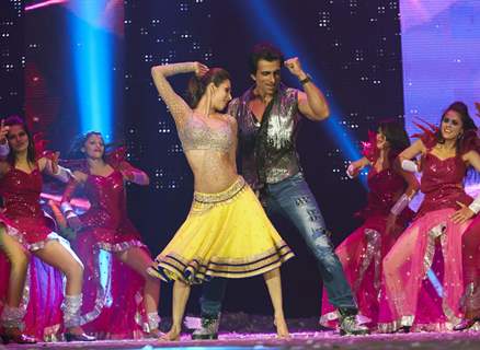 Malaika Arora Khan performs with Sonu Sood at the Slam Tour in Sears Center Arena, Chicago