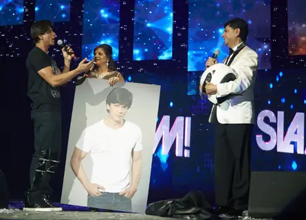 Shah Rukh Khan interacts with the fans at the Slam Tour in Sears Center Arena, Chicago