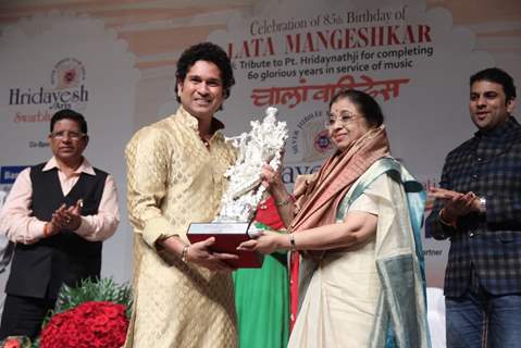 Sachin Tendulkar felicitated by Usha Mangeshka on Lata Mangeshkar's 85th Birthday