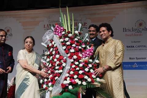 Sachin Tendulkar felicitated with flower boguet on Lata Mangeshkar's 85th Birthday