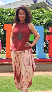 Tisca Chopra poses for the media at Bangalore Literature Festival