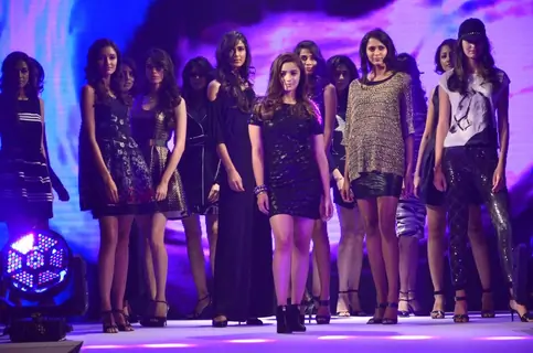 Alia Bhatt poses with the models for Jabong