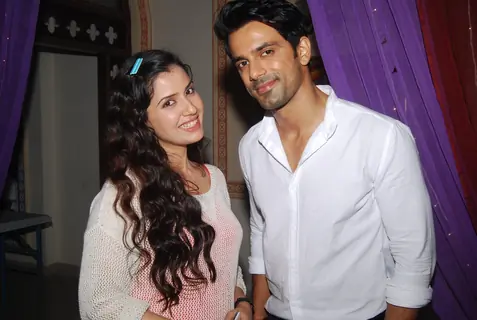 Anuj Sachdeva and Smriti Kalra pose for the media on the set of Itti Si Khushi