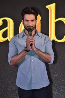 Shahid Kapoor adressing the audience at the Book Launch of Haider, Omkara and Maqbool