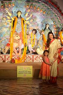 Sushmita Sen poses with her daughter at the Durga Pooja