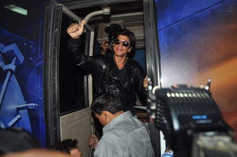 Shah Rukh Khan Waves out to his Fans at Airport