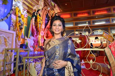 Tanishaa Mukerji poses for the media at North Bombay Sarbojanin Durga Puja