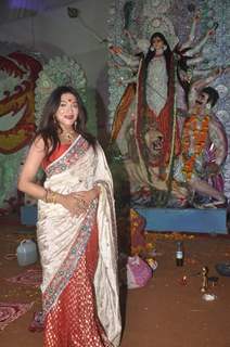 Rituparna poses for the media at DN Nagar Durga Pooja