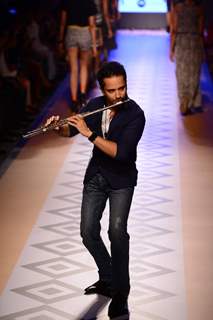 Raghav Sachar was seen performing at the Myntra Fashion Week Day 1