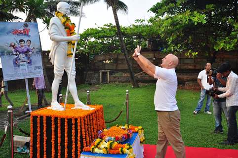 Anupam Kher clicks a pic of Mahatma Gandhi