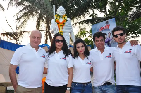 Ekkees Toppon Ki Saalami team felicitates Mahatma Gandhi