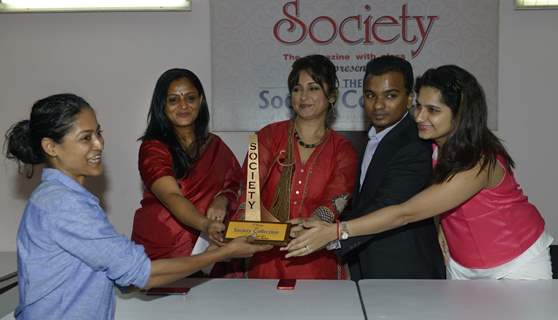 Divya Dutta felicitates an achiever at the Inauguration of The Society Collection Mumbai 2014
