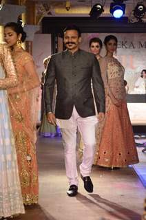 Vivek Oberoi walks the ramp at Maheeka Mirpuri's show Move for Cancer Awareness