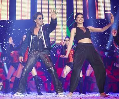 Shah Rukh Khan and Deepika Padukone perform at Slam Tour in London