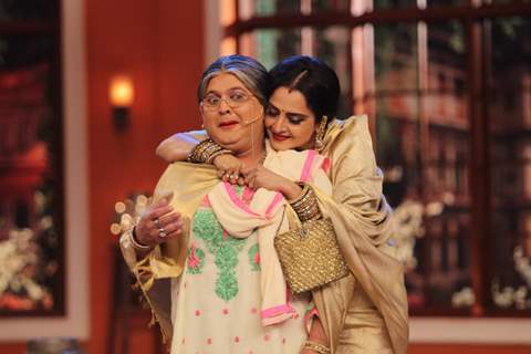 Rekha hugs dadi on Comedy Nights with Kapil